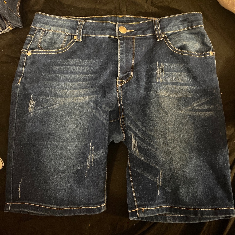 Super cute none showing Jean shorts